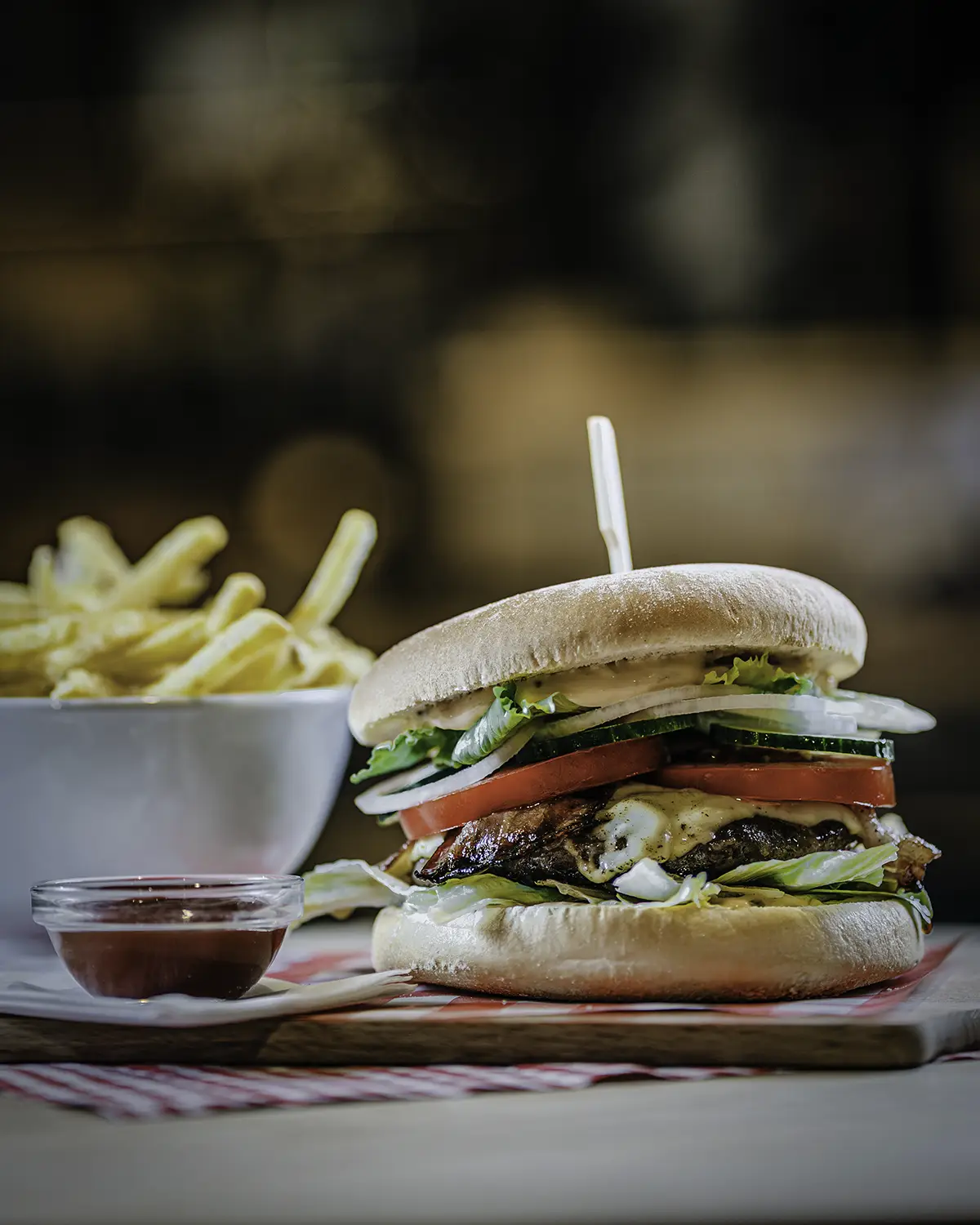 Burger und Pommes